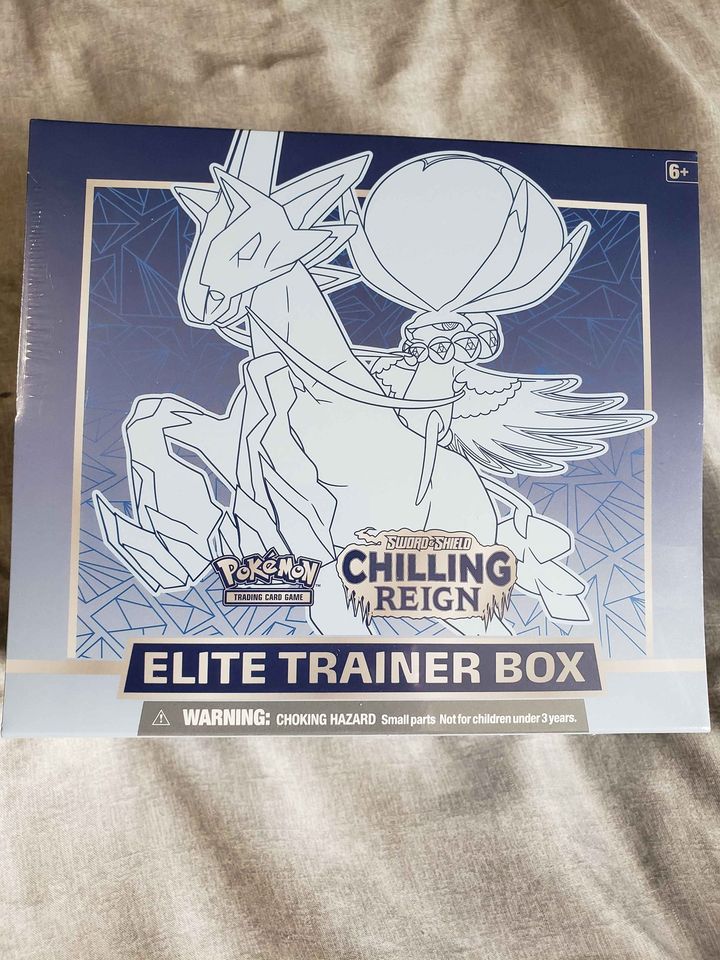 Pokémon Chilling Reign ETB box